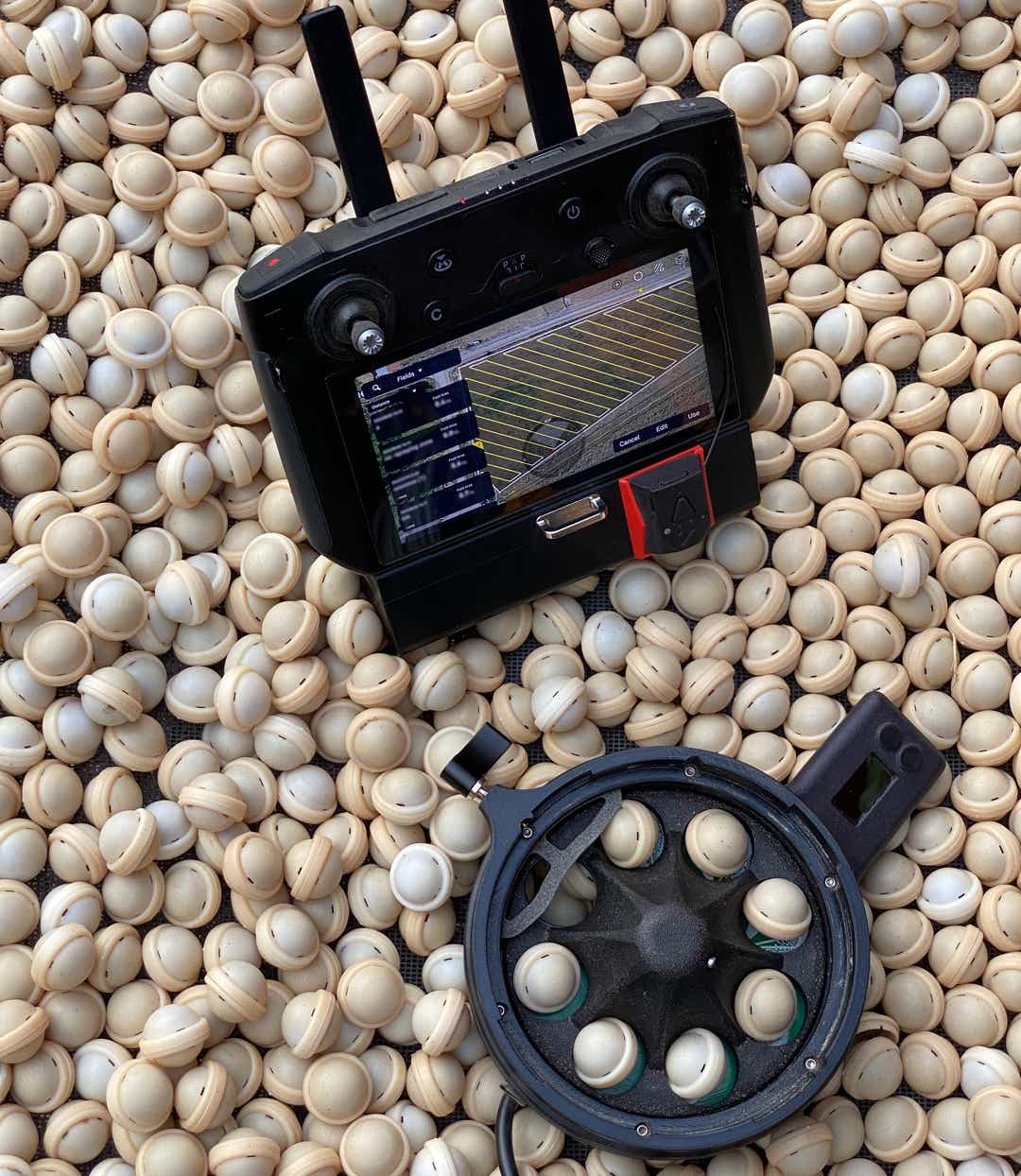Radio-commande du drone et systéme de largage sur des capsules de trichogrammes